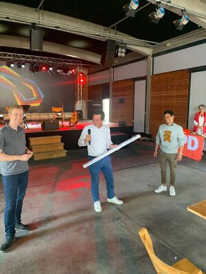 Jan Hambach, Sascha Binder und Mario Sickinger (v. l. n. r.) mit der 1-Meter-Ritter-Sport-Schokolade